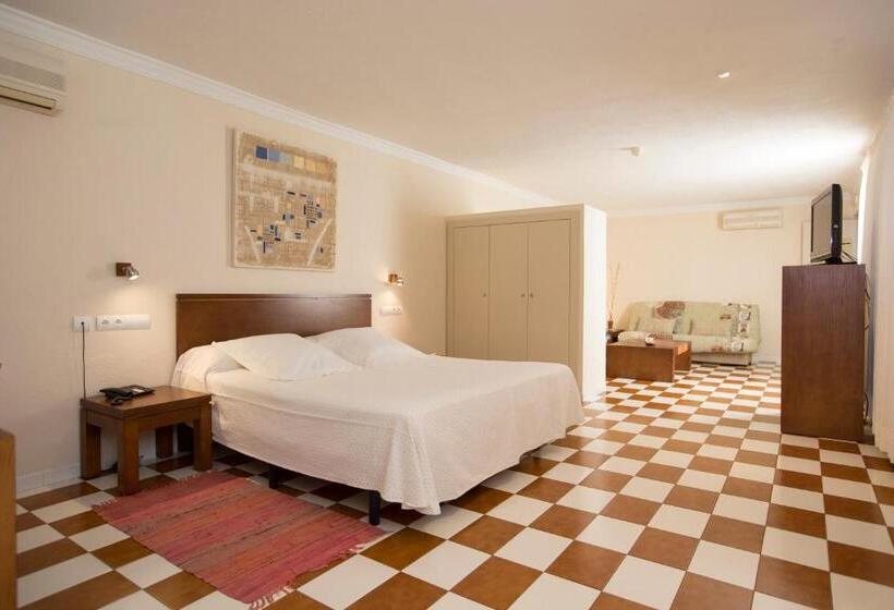 주니어 스위트, Cal Naudi