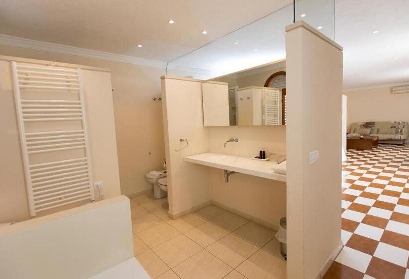 주니어 스위트, Cal Naudi