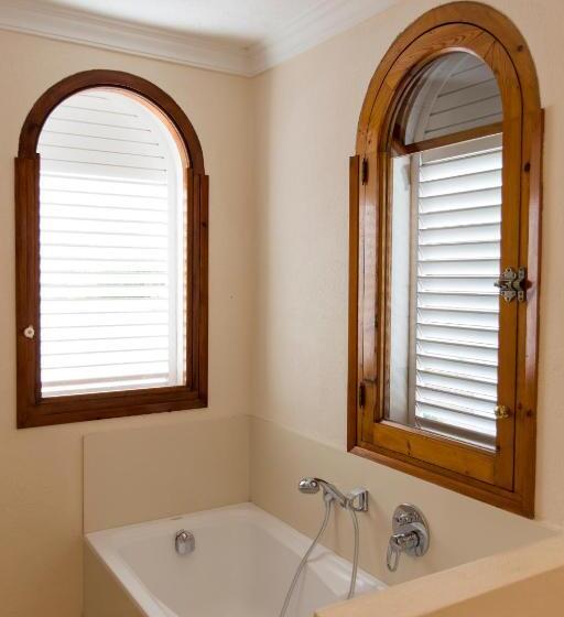 주니어 스위트, Cal Naudi