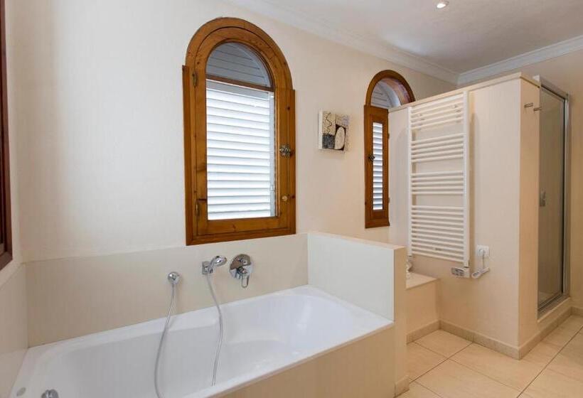 주니어 스위트, Cal Naudi