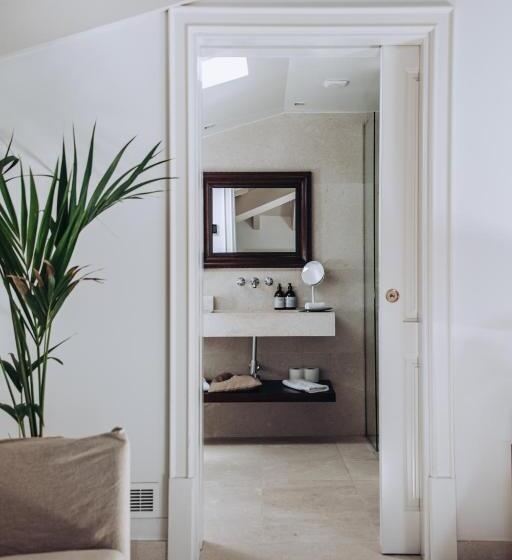 اتاق لوکس, Cal Reiet Holistic Retreat