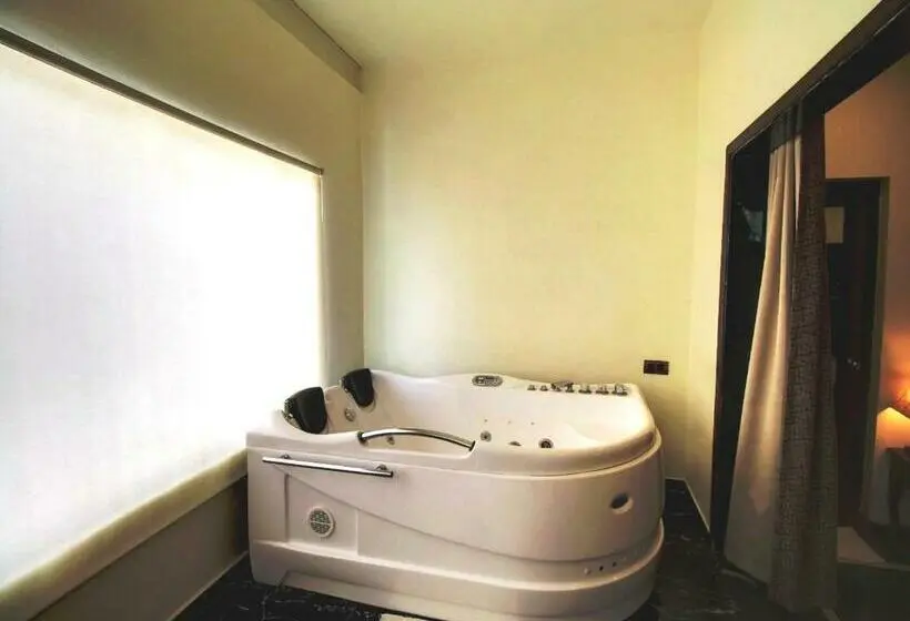 プレジデントスイートルーム, Damanganga Valley Resort Silvassa