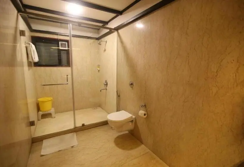 キングサイズベッドのスタンダードルーム, Damanganga Valley Resort Silvassa