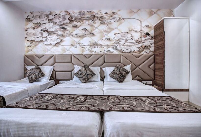 חדר קלאסי לשלושה, City View