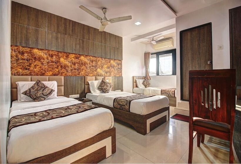 חדר קלאסי לשלושה, City View