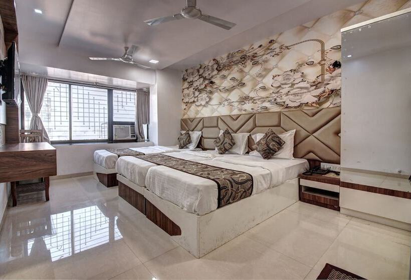 חדר קלאסי לשלושה, City View