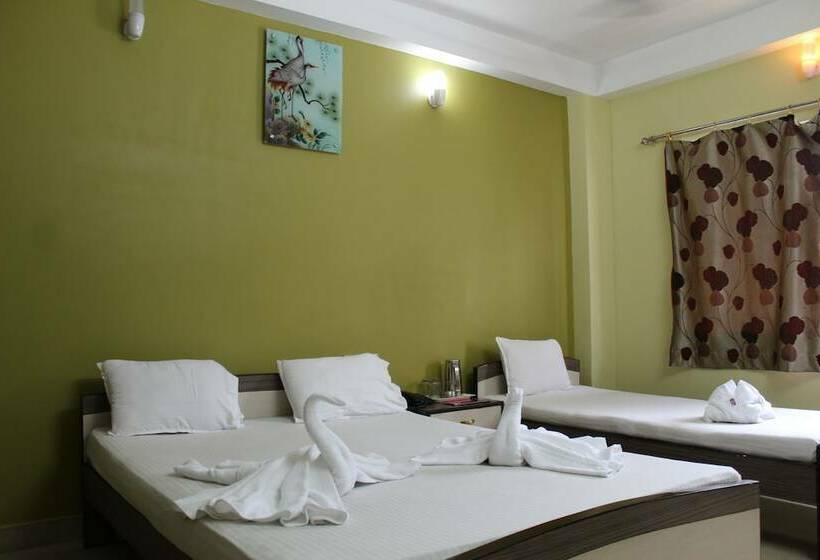 اتاق استاندارد سه نفره, Debjyoti