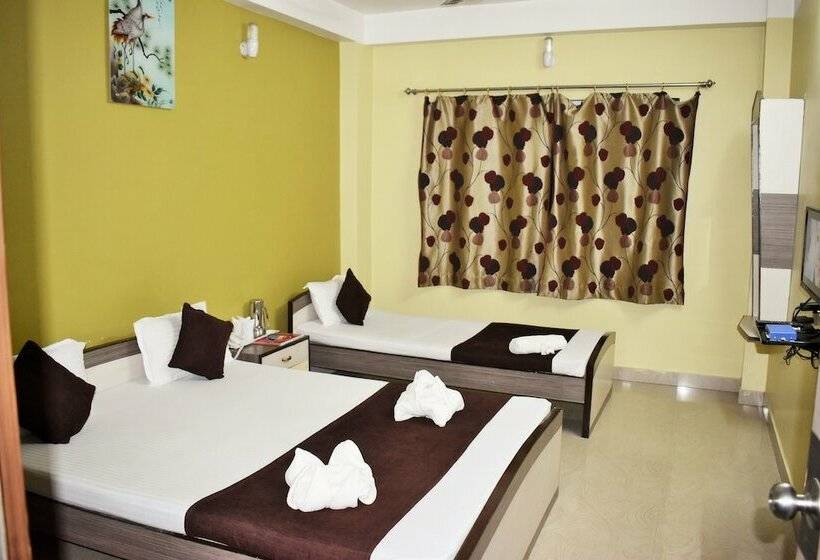 اتاق استاندارد سه نفره, Debjyoti