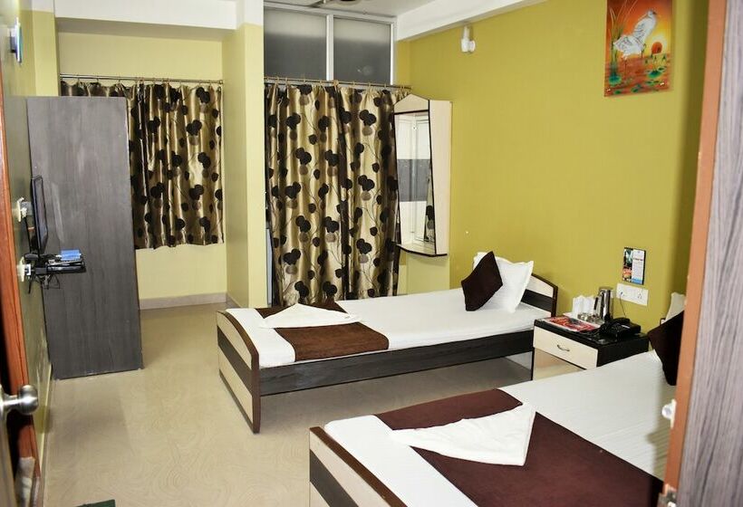 اتاق استاندارد سه نفره, Debjyoti