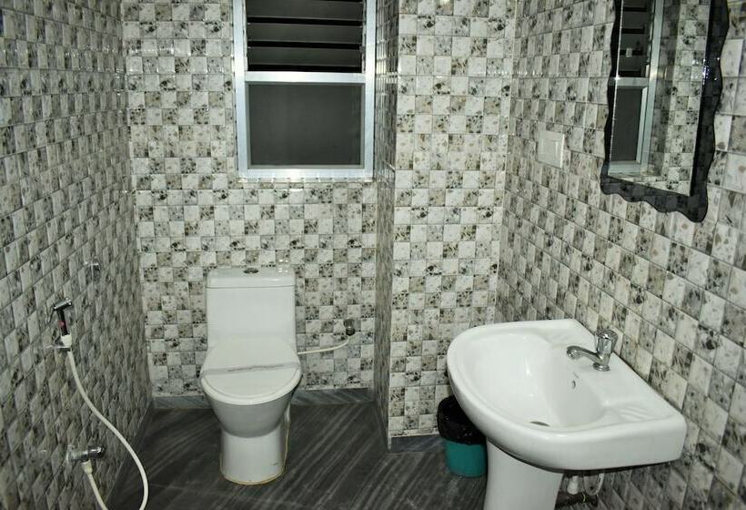 اتاق استاندارد سه نفره, Debjyoti