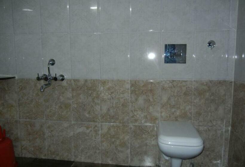 חדר אקזקיוטיב, Grand Barrack