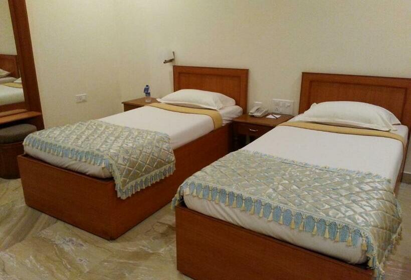 标准间, Paramount Inn