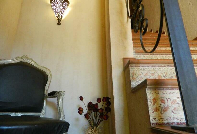 标准间, Turó De La Torre