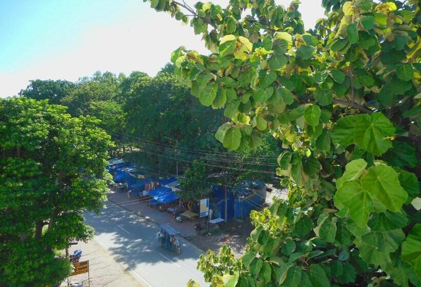 اتاق لوکس با بالکن, Niranjana Hotel Bodhgaya
