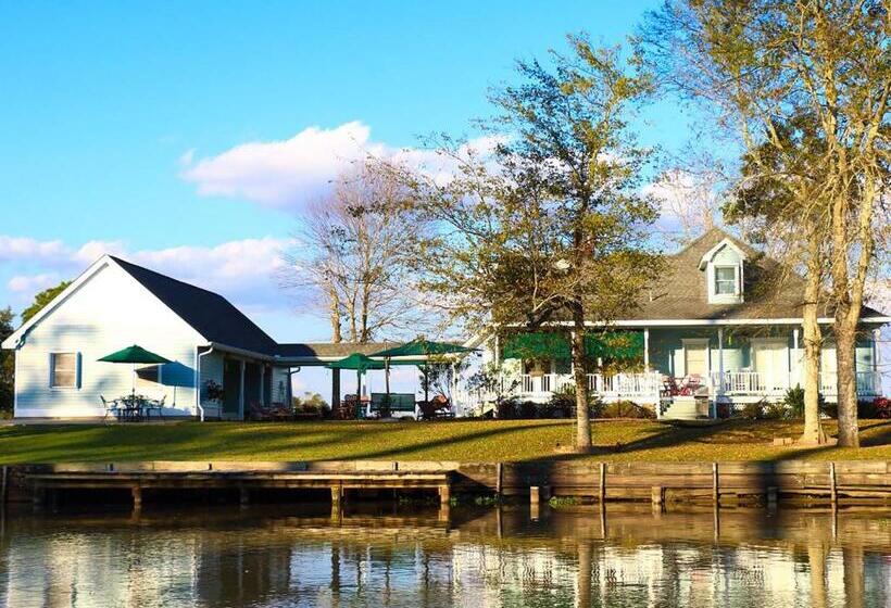 חדר סטנדרט עם מיטת קווין, A Chateau On The Bayou Bed & Breakfast