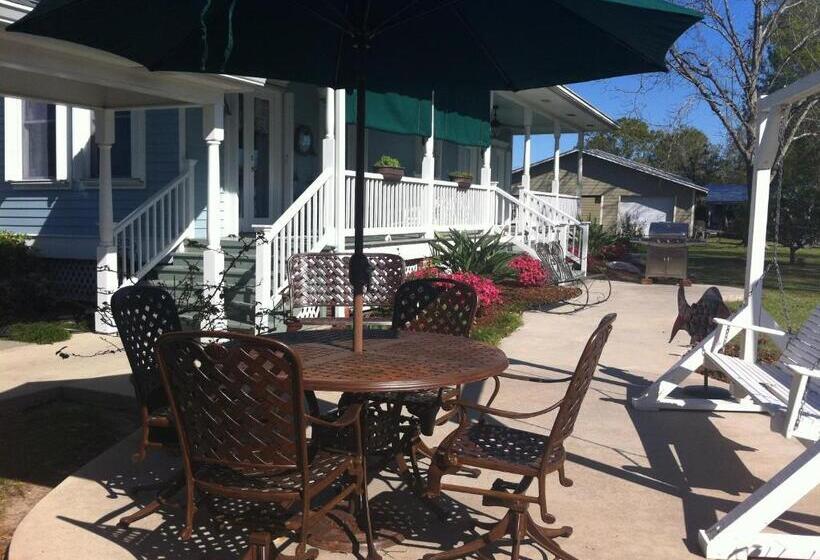 חדר סטנדרט עם מיטת קווין, A Chateau On The Bayou Bed & Breakfast