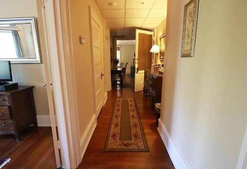 اتاق استاندارد چهارنفره با بالکن, Inn At 835 Boutique