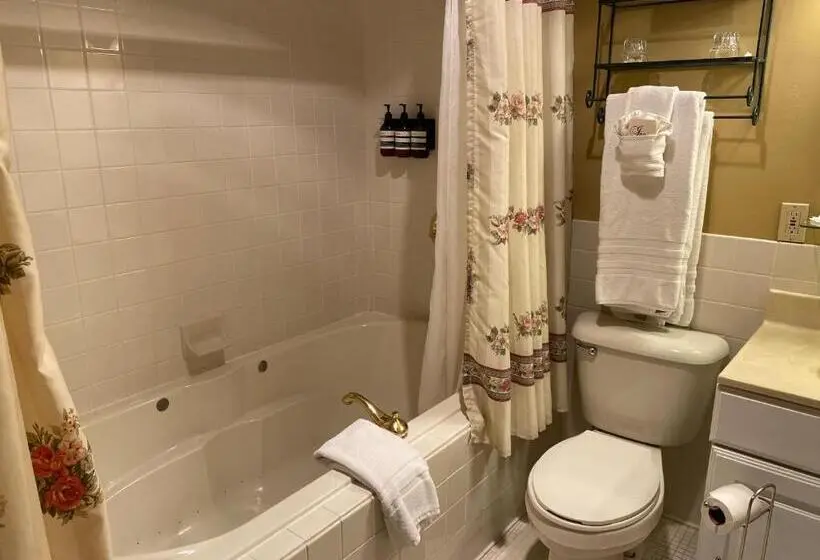 اتاق استاندارد چهارنفره با بالکن, Inn At 835 Boutique