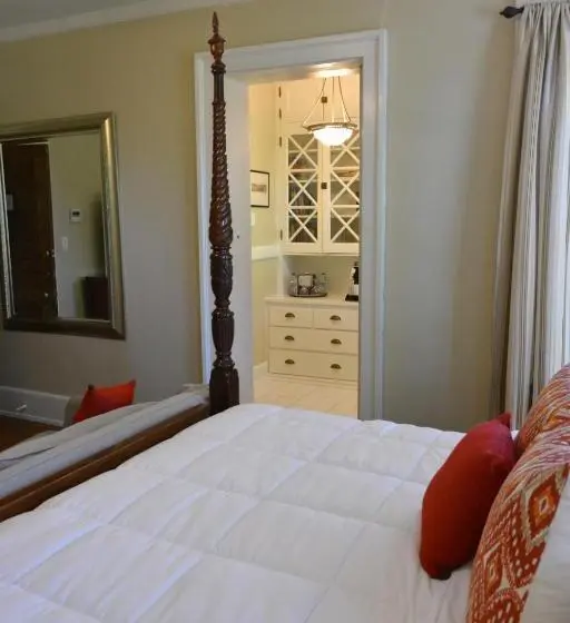 اتاق لوکس با تخت بزرگ, Inn At 835 Boutique