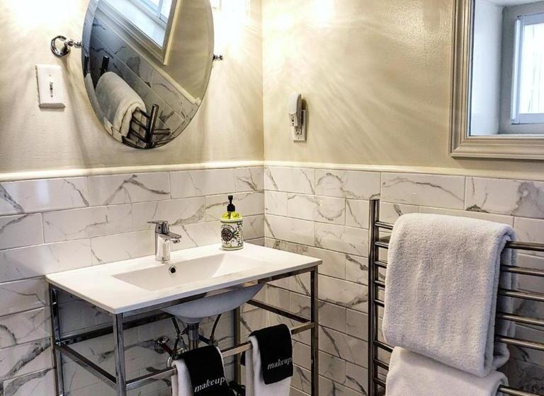 キャビン, South Court Inn