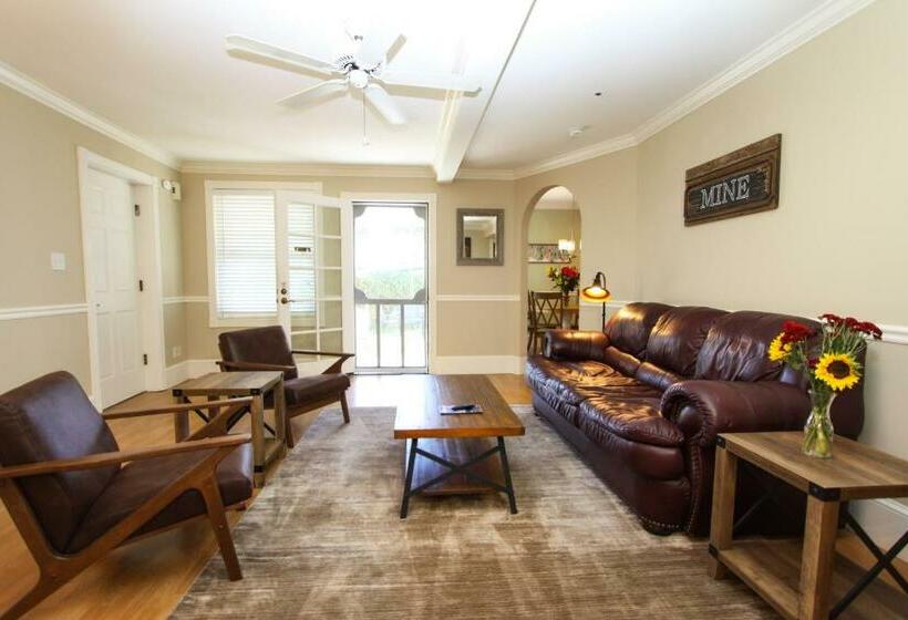 Люкс 2 Спальни, The Inn At 161