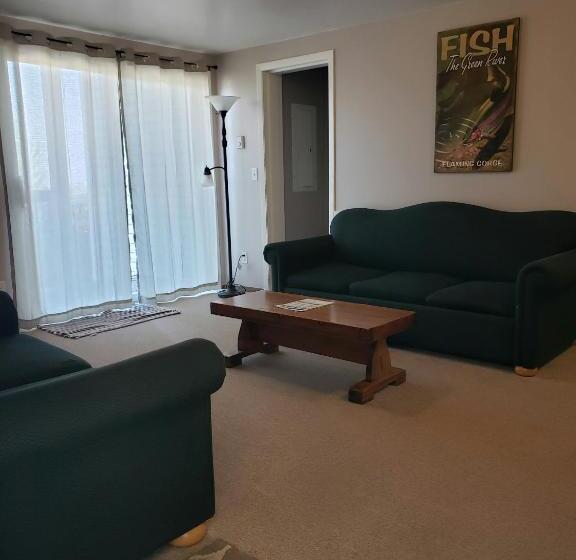 جناح, Flaming Gorge Resort