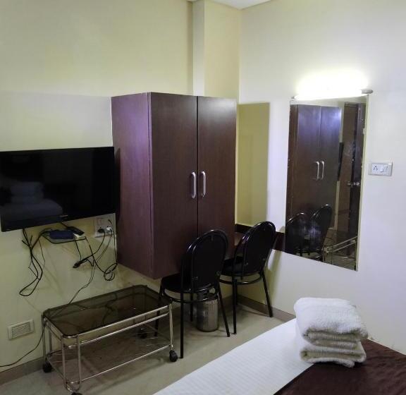 디럭스 룸, Avon International