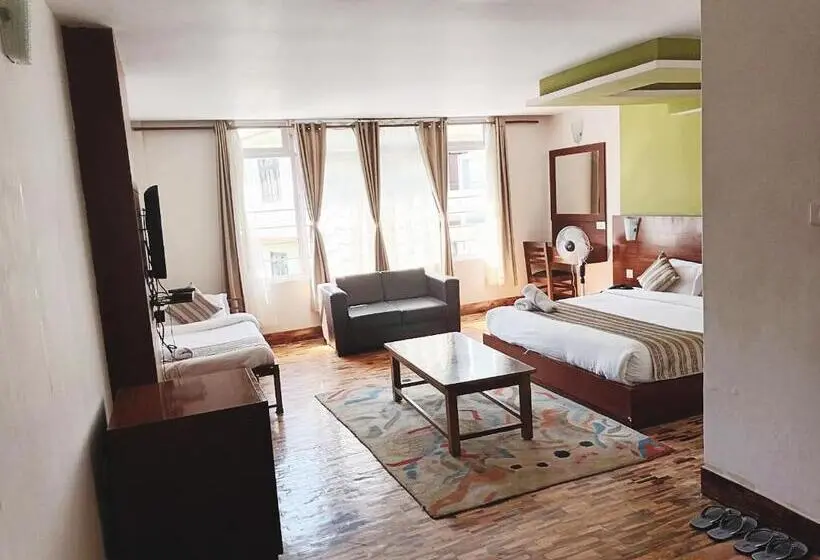 Deluxe Kolmen Hengen Huone, Le Primula