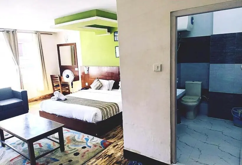 Deluxe Kolmen Hengen Huone, Le Primula