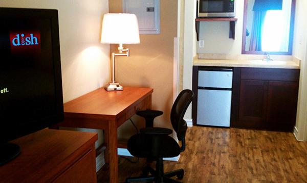 غرفة قياسية سرير كينج لذوى الإحتياجات الخاصة, Fieldhouse Inn & Conference Center