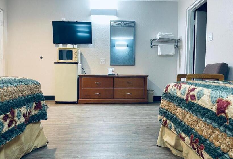 带2个双人床的标准工作室, Century 21 Motel