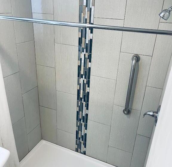 带2个双人床的标准工作室, Century 21 Motel