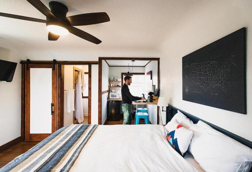 Lakosztály, Left Coast Lodge