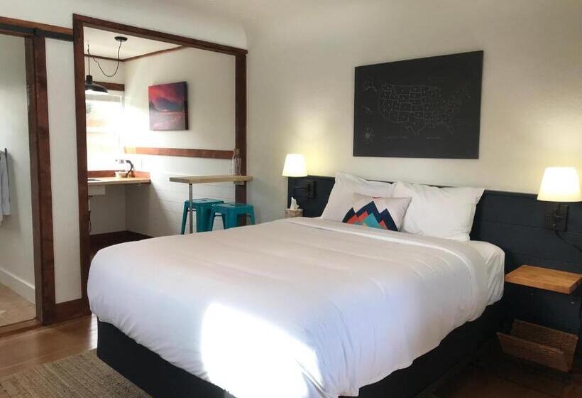 Lakosztály, Left Coast Lodge