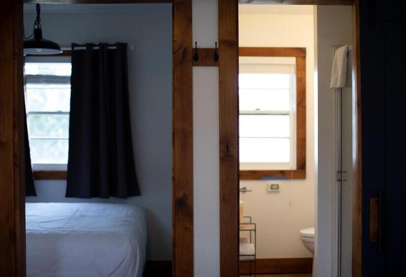 标准间, Left Coast Lodge