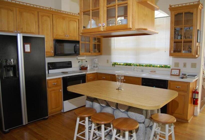 스탠다드 룸 킹사이즈 침대, 5th Street Inn