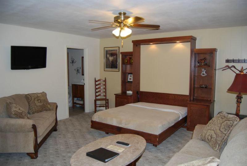 디럭스 스튜디오, 5th Street Inn