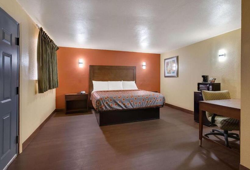 חדר סטנדרט עם מיטת קינג, Rodeway Inn & Suites East