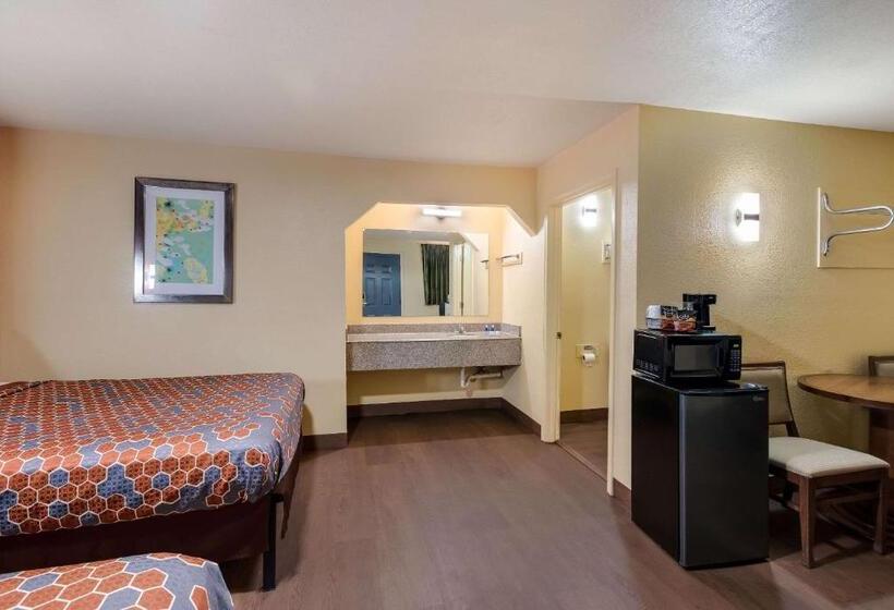 4인용 스탠다드 룸, Rodeway Inn & Suites East
