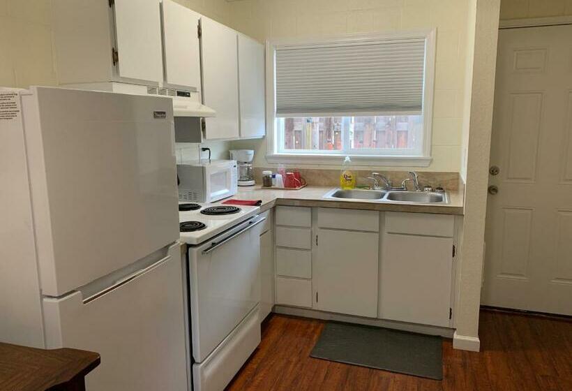 غرفة قياسية سرير كينج, Townhouse Inn & Suites