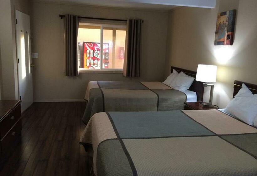 Семейный Номер, Townhouse Inn & Suites