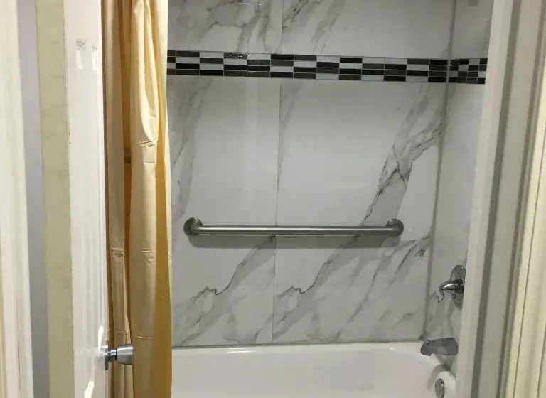 キングサイズベッドのスタンダードルーム, Travel Inn & Suites