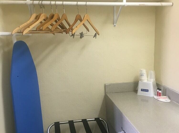 غرفه قياسيه سريرين مزدوجين, Travelodge By Wyndham Orangeburg