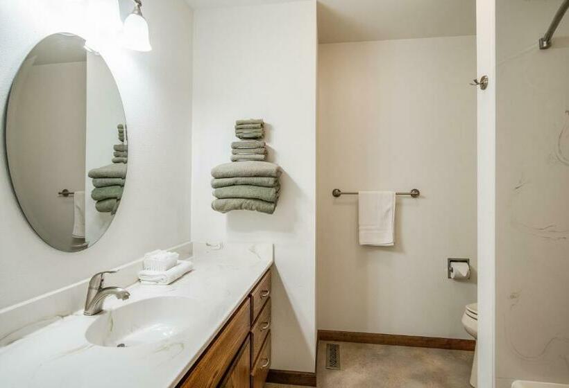 جناح, Pend Oreille Shores Resort