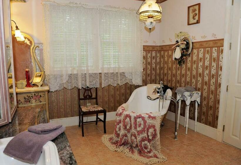 מיטת קינג בסוויטה, A Walk In The Woods Bed And Breakfast