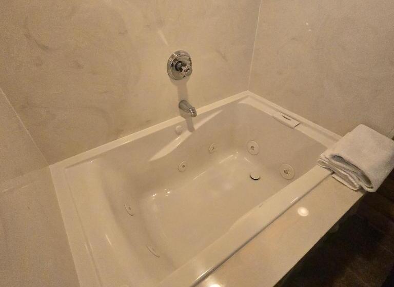 レイクビュースタンダードルーム, Jared S Wild Rose Ranch Resort