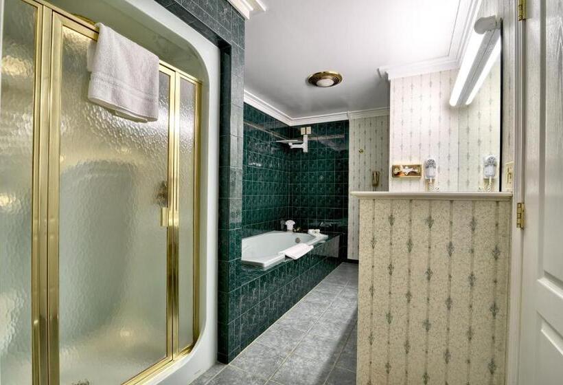 Представительский люкс с балконом, Roosevelt Inn & Suites Saratoga Springs