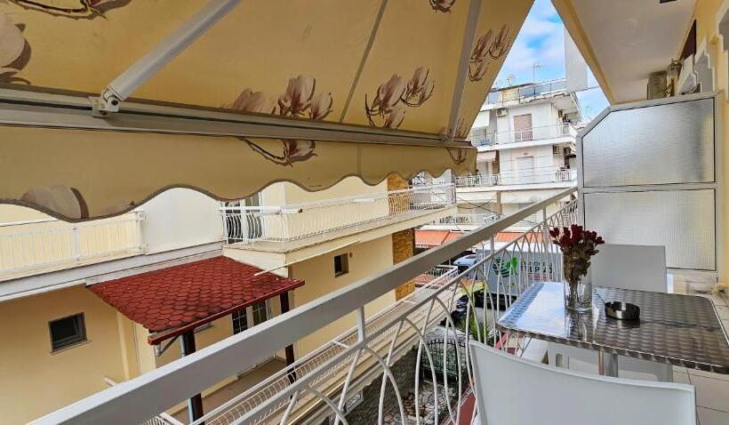 园景标准四人间, Chariclia