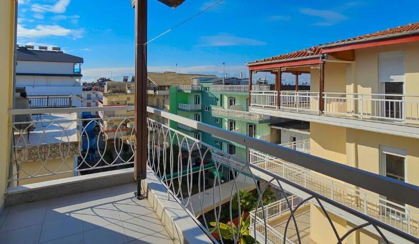 园景标准四人间, Chariclia