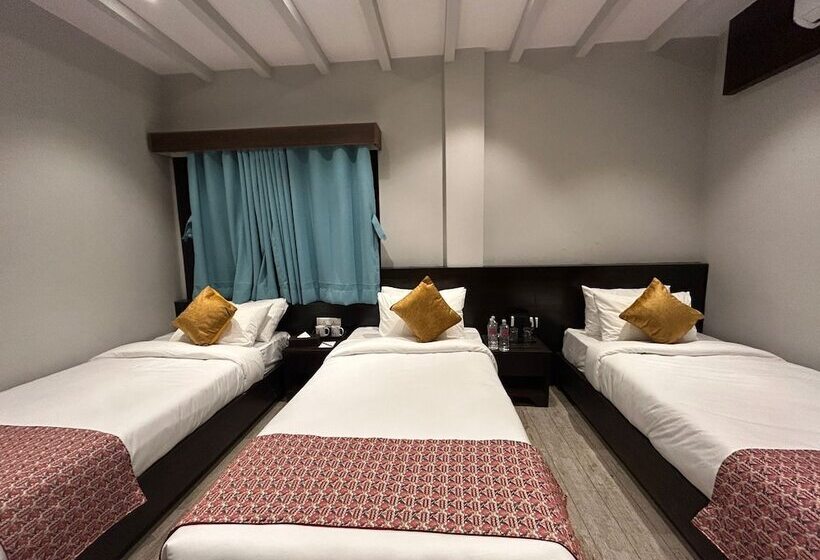 اتاق استاندارد سه نفره, Regenta Resort & Spa By Riverside, Chitwan